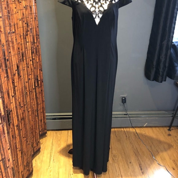 Adrianna Pappell elegant gown. - Picture 2 of 8